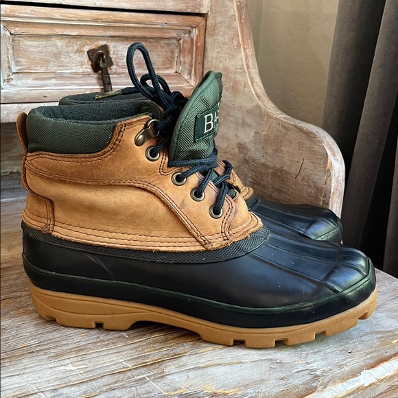 🤍 Bass Tundra Navy Tan Camel Leather Duck Boots Waterproof Size 8 - Picture 1 of 8